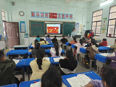 马鞍乡八一中心小学开展宪法手抄报创作活动