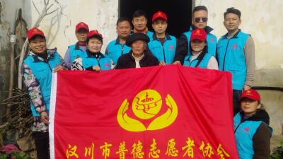 志愿者献爱心 九旬老兵遗属家园焕新