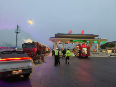 货车在收费站突发自燃 应急响应显担当