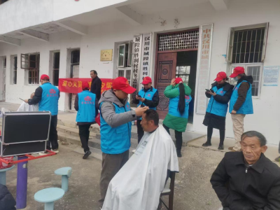 一推一剪暖乡村 志愿红映夕阳红