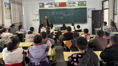 紫荆莲花并蒂开，廿六载同心向未来——杨林小学开展澳门回归纪念日主题班会活动