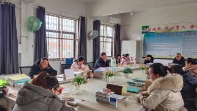 回龙镇王垸小学开展11月教师常规工作检查