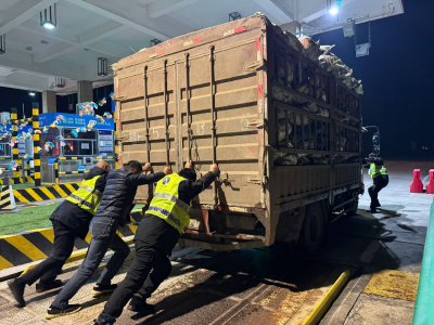 暖心！货车因故障滞留出口 收费站员紧急推车解困  