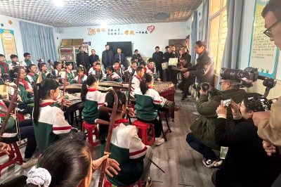 艺彩绽放展风采 活力校园谱新篇