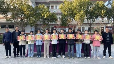 里潭中学举行期中考试总结表彰大会