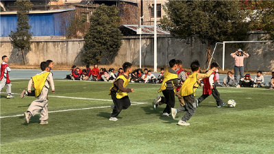 校园足球大比拼 学子们绿茵逐梦