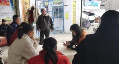 分水镇同心村开展医保政策宣讲暨代缴服务