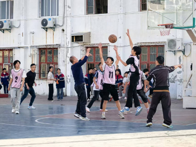 青春赛场燃激情 师生同心展风采