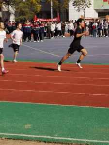 11秒23！八（2）班黄钧昊卫冕校运会百米冠军