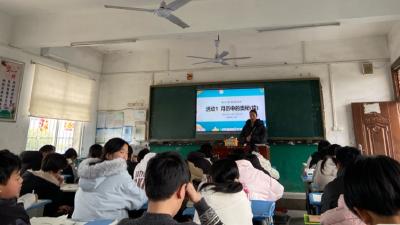 “新质课堂”展魅力  师生共同探月历