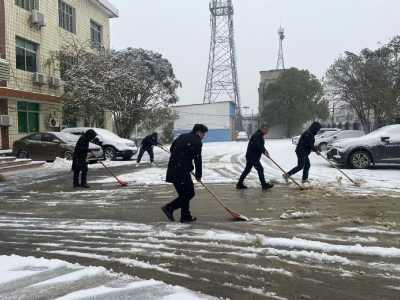 汈汊湖养殖场除雪保畅 干群合力守护安全出行