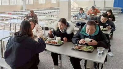 汉川四中开展“明厨亮灶，‘食’刻守护”家长开放日活动