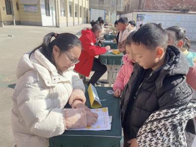 王垸小学开展一二年级无纸化测评活动