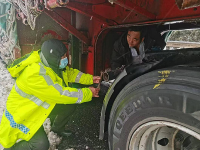 风雪归途暖意浓，京港澳高速爱心护航