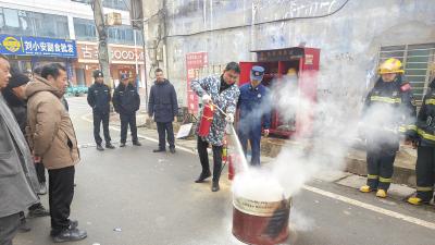 消防演练进校园｜刘家隔镇商户与学生共学“防火课”