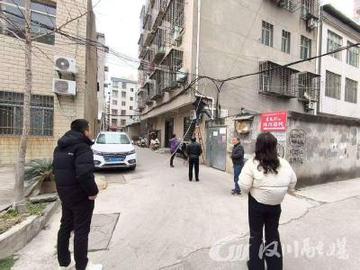 聚焦“急难愁盼” 修复路灯暖民心——西门桥社区筑牢春节出行安全防线