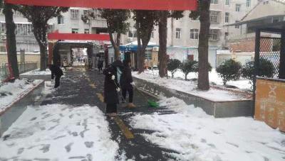 分水镇新农小学教师开展清扫积雪活动