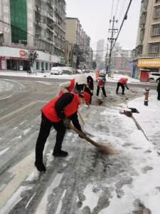 党徽映白雪！汉川市委编办党员干部破冰除雪保畅通