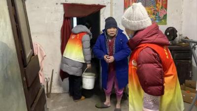 雪落无声暖有声 社区上门为独居老人解难题
