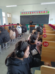 人机互动学语言 里潭中学开展英语听说模拟训练