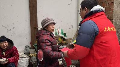 六合垸社区开展入户宣传 筑牢一氧化碳中毒防护网