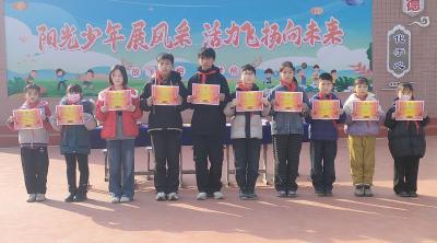 回龙镇中心小学表彰80多名优秀社团师生