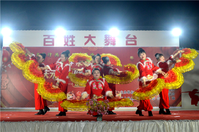 村晚燃情迎新年 乡风文明润民心