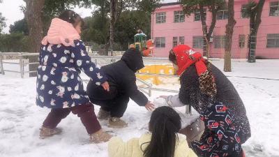 安全教育两不误 新堰镇中心幼儿园积极应对冰雪天气
