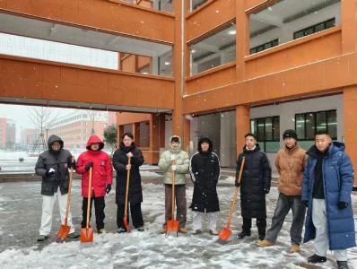 雪落校园暖人心  ——汉川外国语学校“扫雪+宣教”双线守护学生平安