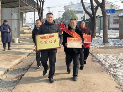 南河乡双喜报传佳音 军人荣光耀家门