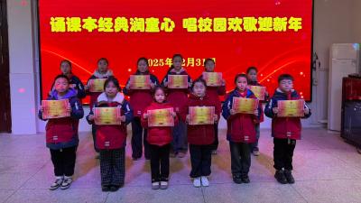 翰墨飘香迎元旦，师生挥毫展风采 