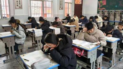 城隍中学700多名学生举行期末考试