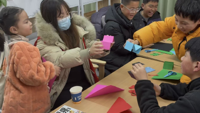 霍城台社区：小哥们请去放心挣钱，孩子我来看着