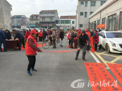 里潭乡：写春联送祝福 笔墨传情迎新春