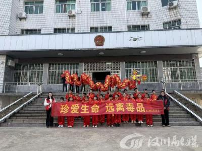 舞龙游街传知识 多维宣传筑平安