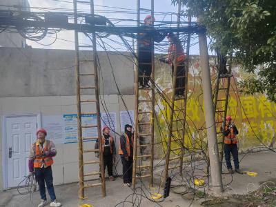 整治“空中蜘蛛网” 扮靓街道迎新年