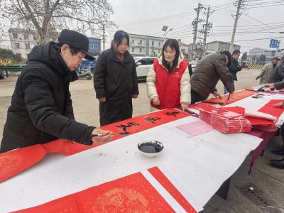 麻河镇开展迎新春送春联活动