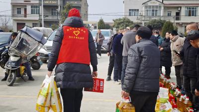 寒冬送温暖  脉旺镇塑料协会用爱心守护40户困难家庭