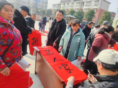 新堰镇开展“迎新春、送春联”公益活动