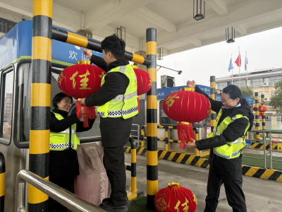 红灯映归途 温情满高速