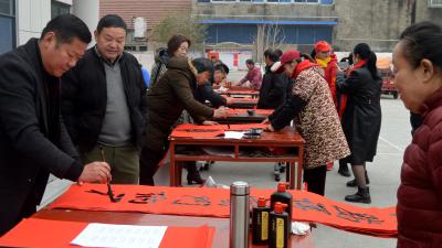 分水镇新街村400副手写春联暖透民心