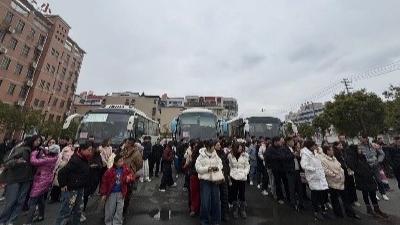 汈东街道精准对接促就业组织辖区居民参加专场招聘会