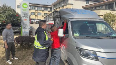 电货车遇困境 中洲收费站暖心相助保畅通