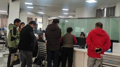 正月初六 “不打烊” 汉川人社窗口延时服务护航返乡办事