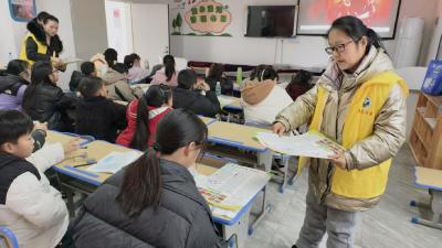 南河乡多部门深入枫岭村托管班开展禁毒反诈宣传