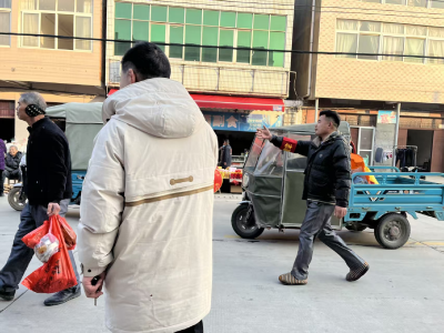 清晨街头的“临时交通员”守护游子归家路