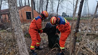八旬老人跌入水塘 马口消防紧急救援