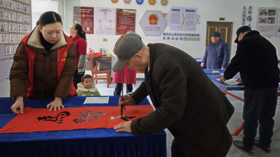 湾潭乡手写春联，把年味与福气送进千家万户