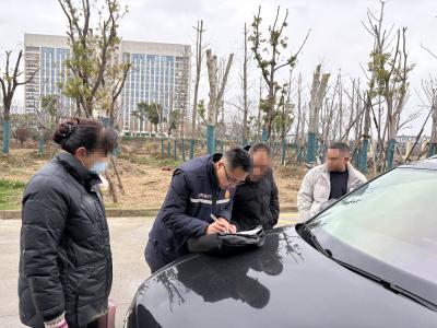 法院干警除夕夜里“智擒老赖”化纠纷