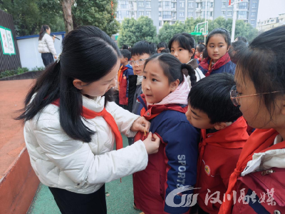 仙女山二小举行2026年寒假“红领巾立德争章”表彰仪式